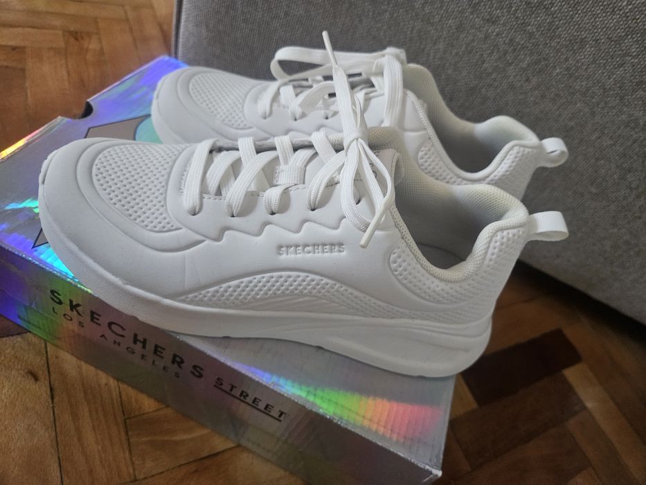 Дамски бели маратонки Sketchers