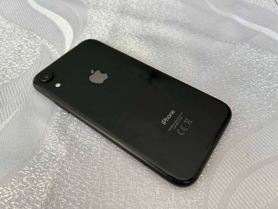 Продавам черен iPhone XR 64 GB