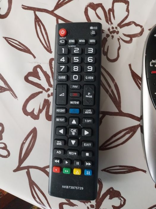 Две дистанционни със кабел за телевизор LG  като нови