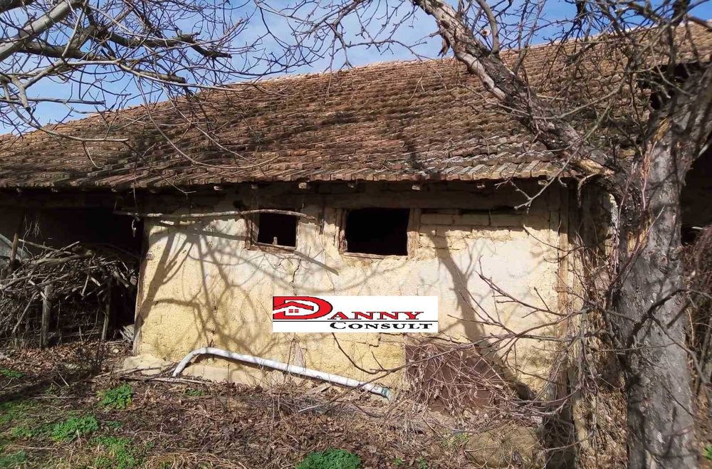 Къща с двор и кладенец за продажба в с. Михалци