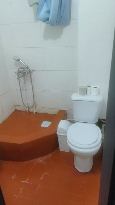 На подселение девушку жыть вместе.