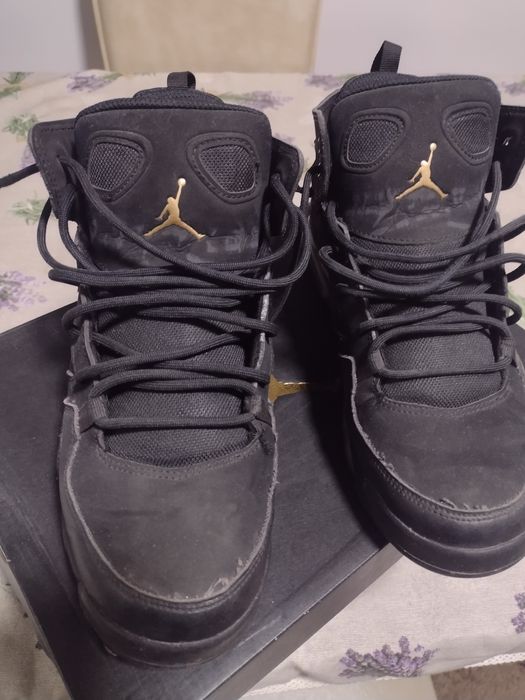 Vând  papuci Jordan