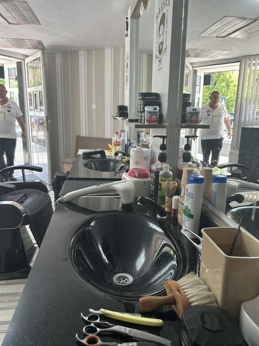 Продавам работещ бизнес бръснарски салонн