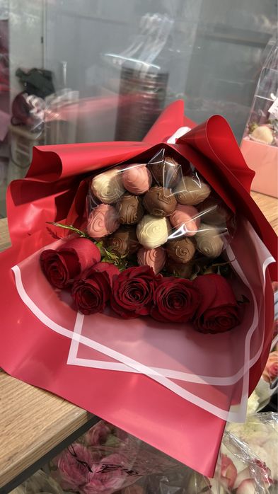 клубникой в шоколаде с цветами