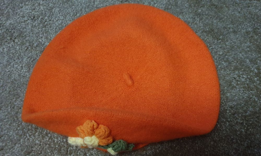 Cardigan si bereta flori crosetate