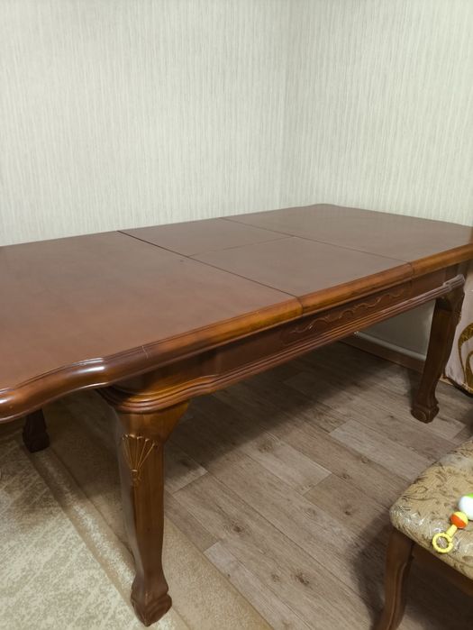 Стол  , стулья для гостинной