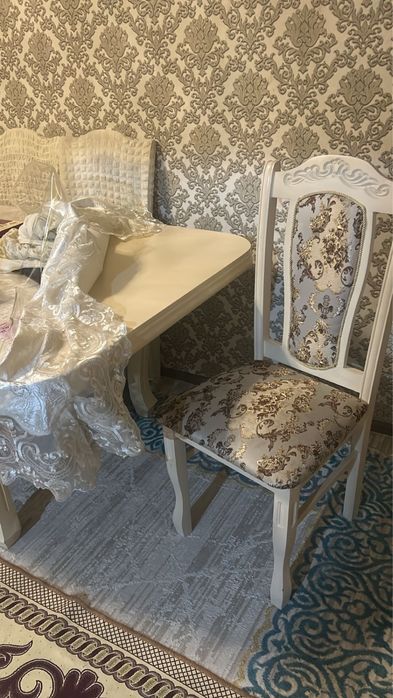 Стол со стульями