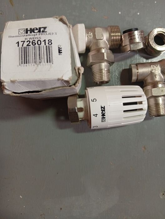 Set cap termostatat cu robineți și piulite