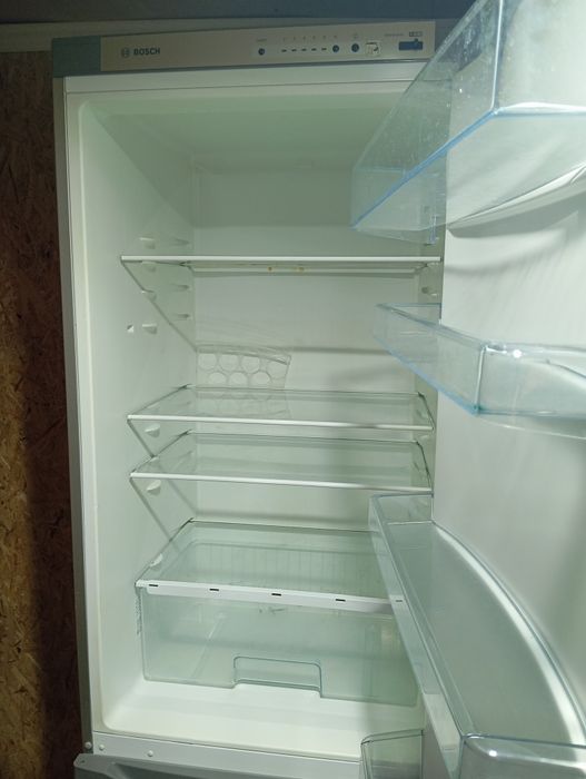 Продам на ЗАПЧАСТИ холодильник