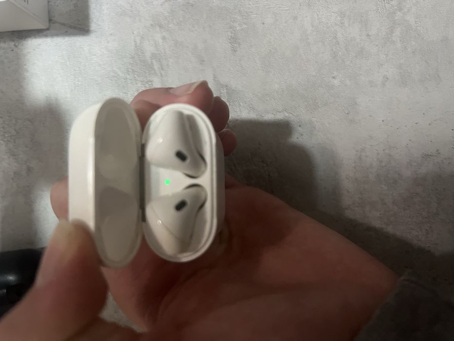 продам наушники airpods 2