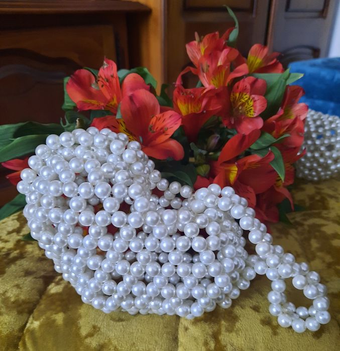 Poseta bijuterie lucrata cu perle din sticlă.