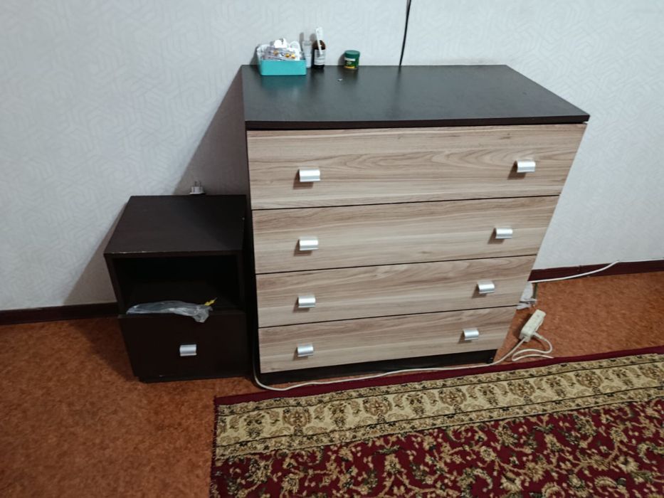 Отдам бесплатно кровать , тумбочки и комод