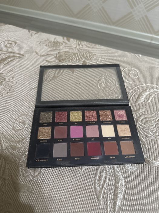 Палетка Hudabeauti