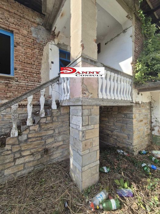 Двуетажна стара къща с двор в с. Обединение - обл. Велико Търново