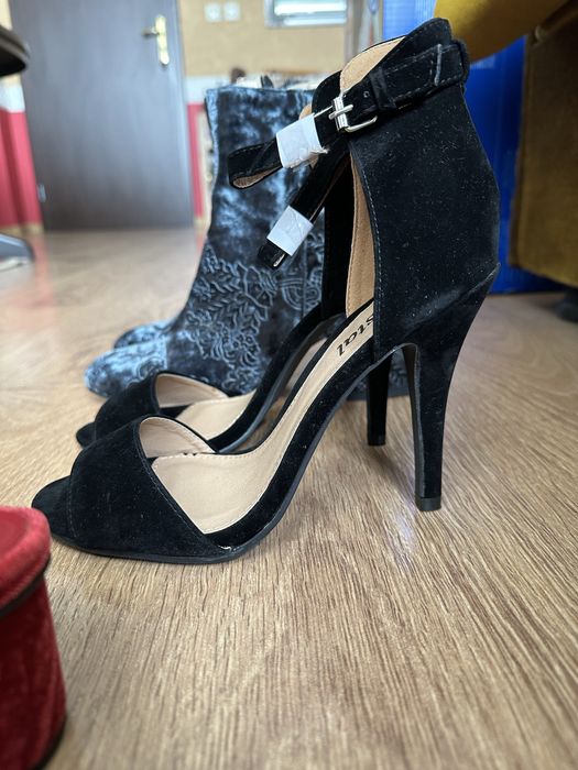 Елегантни плюшени чехли сандали и боти,  и велурени дамски обувки