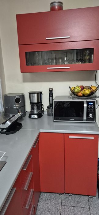 Mobila de bucatarie rosie