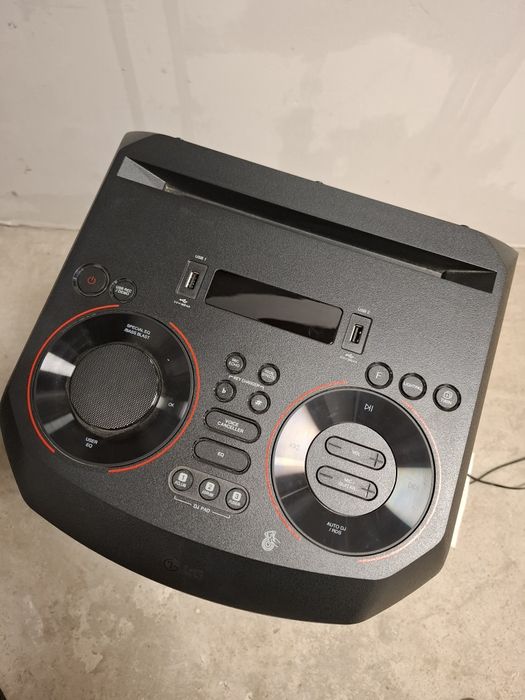 Vand  boxa noua urgent