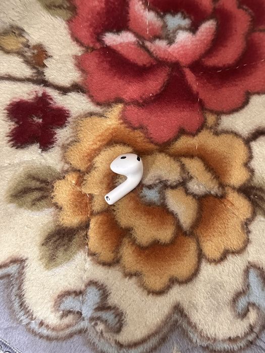 Правый наушник airpods 4