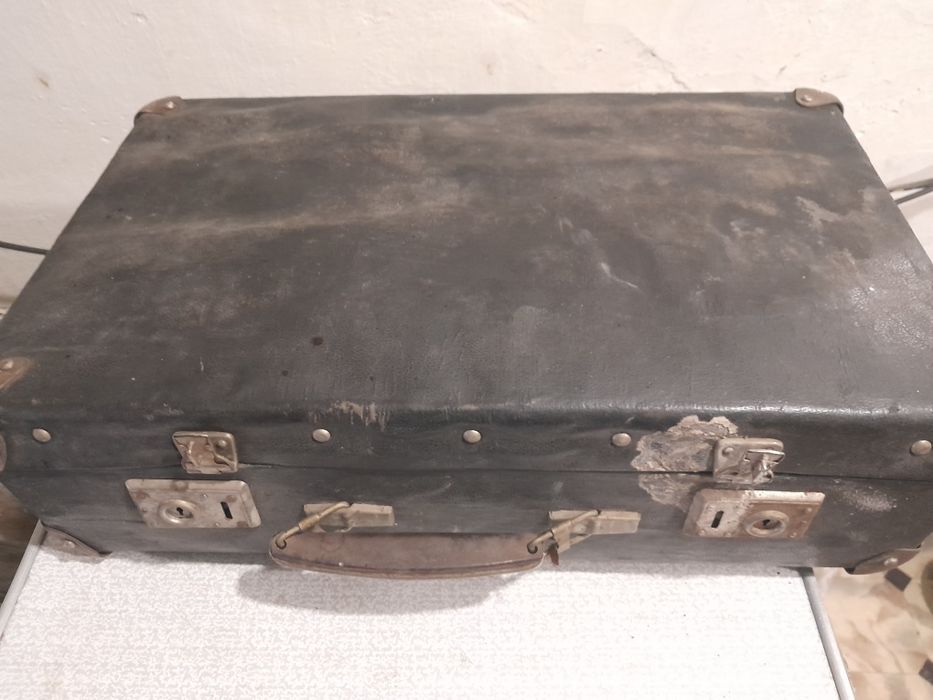 Продам старый чемодан