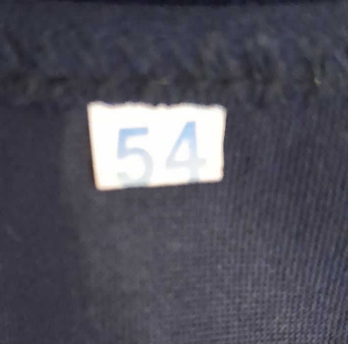 Кўйлак тўқ синий рангда