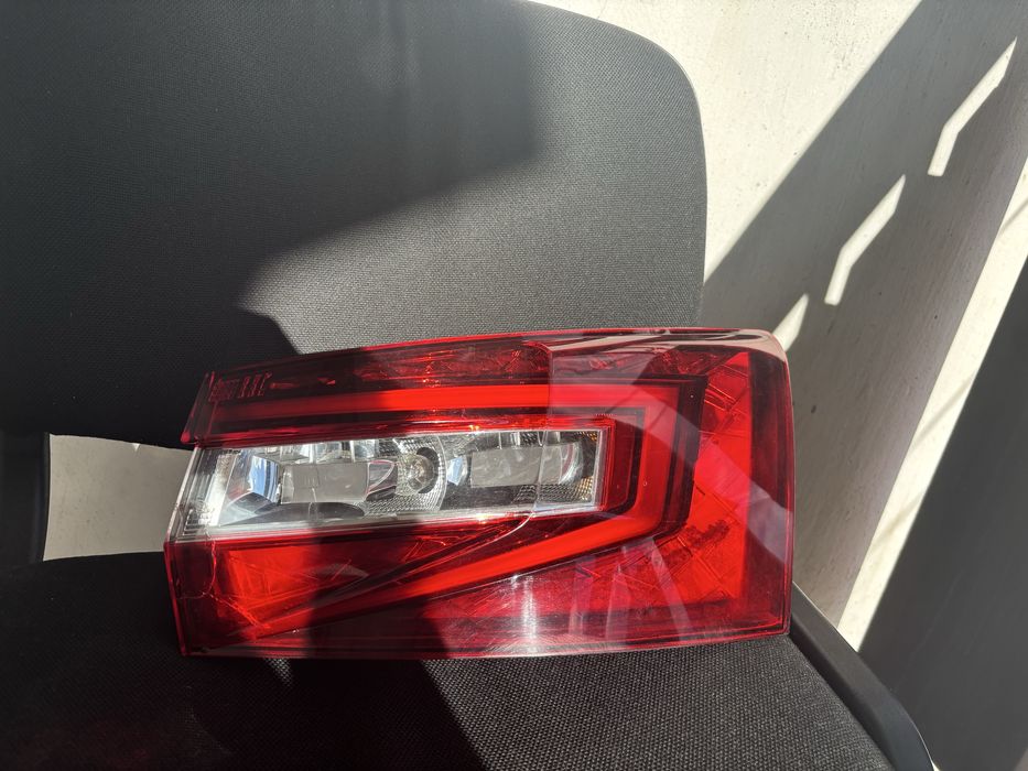 Заден десен стоп skoda superb 3