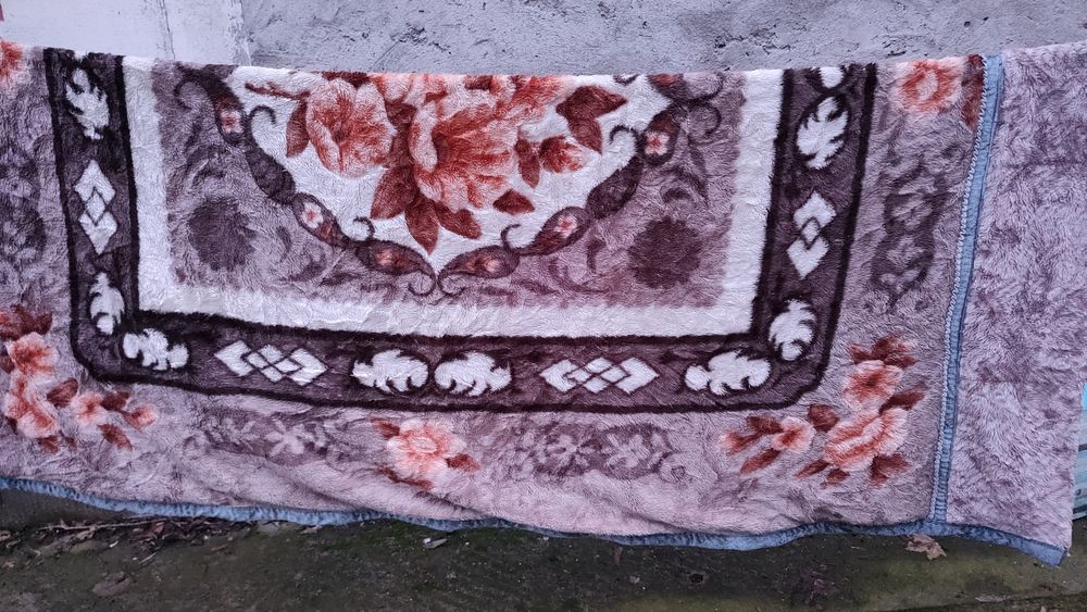 pătură groasă, dublă,200 x 180 cm.