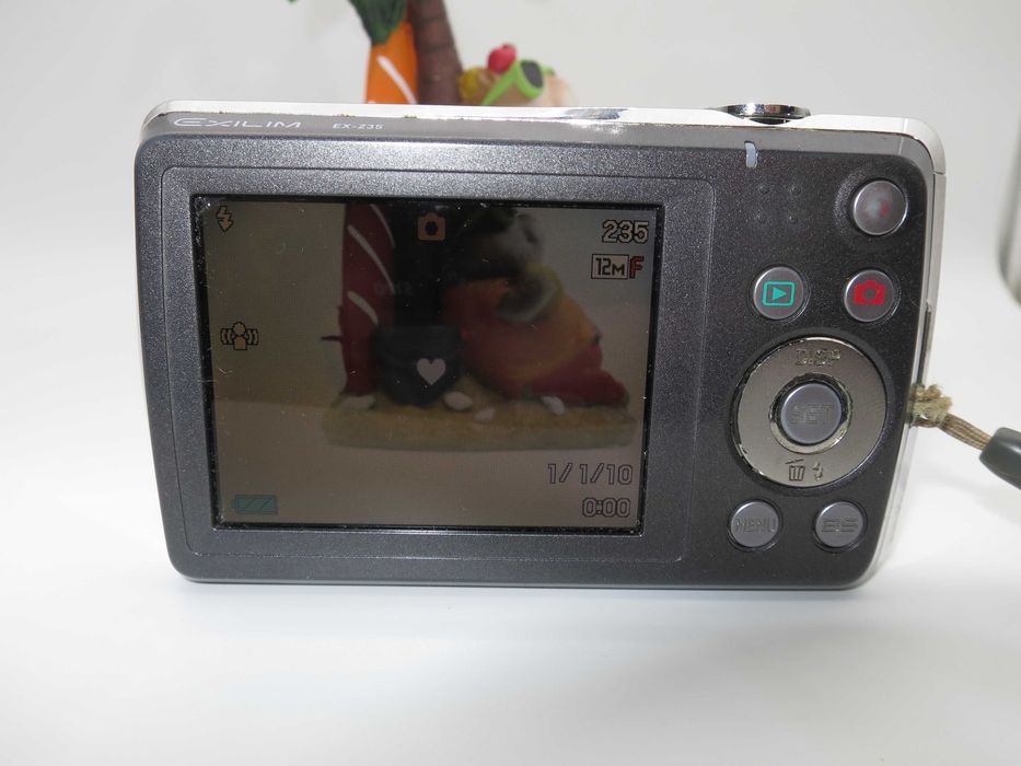 Casio EX Z35 ултра компактен цифров фотоапарат, дигитална камера, пълен комплект, в отлично състояние, работи перфектно