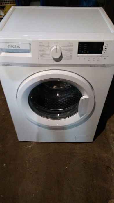 Vând mașină de spălat Arctic 8 kg motor inverter