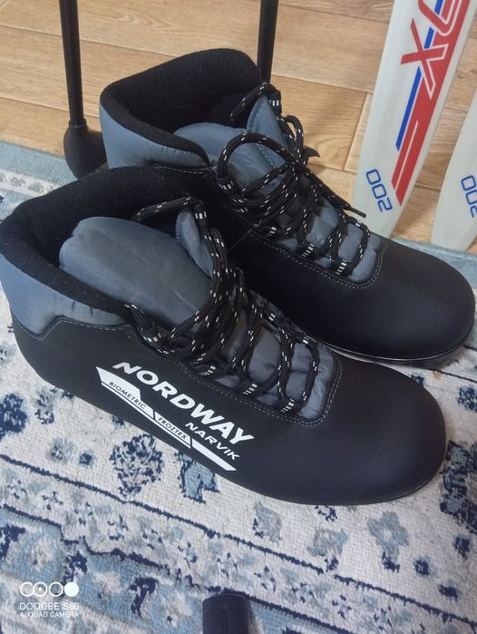 Лыжи беговые новые комплект