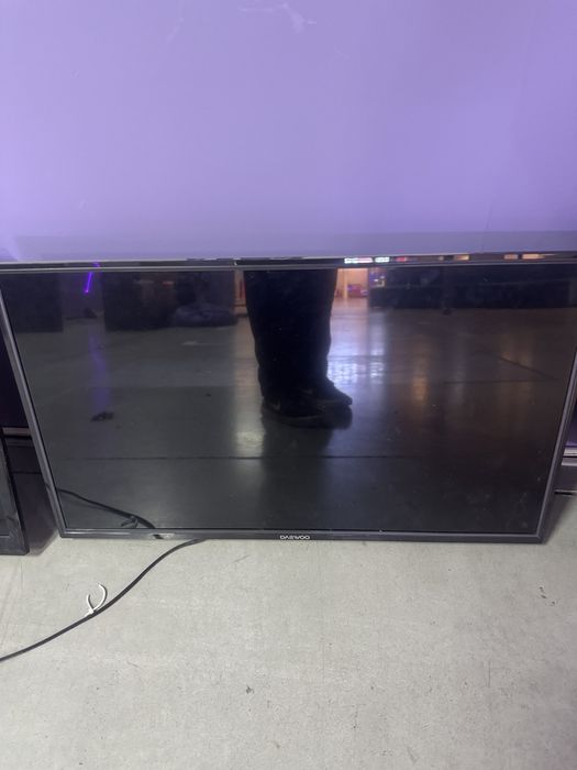 Телевизор со смарт приставкой и кранштейном