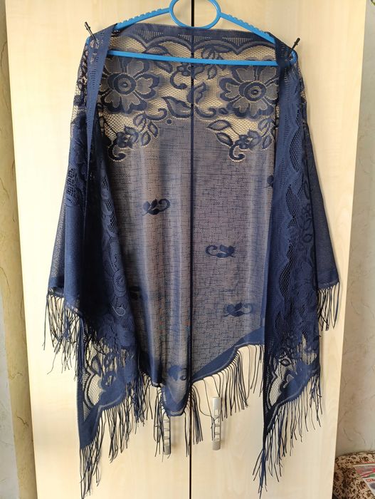 Тъмносин дантелен триъгълен шал на цветя