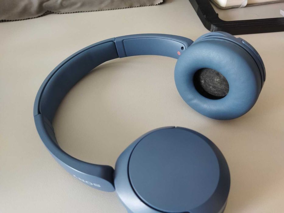 Продавам НОВИ Sony WH-CH520 (син цвят) – безжични слушалки!