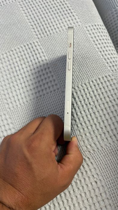 Телефон  iPhone 13