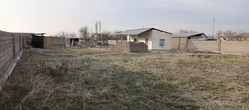 Deska pastki tomon 10 sotix 2 xona uyibilan 3 xona fundamint quyilgan