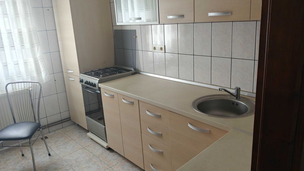 Proprietar, inchiriez apartament cu 3 camere Complex - Universitate - Parvan