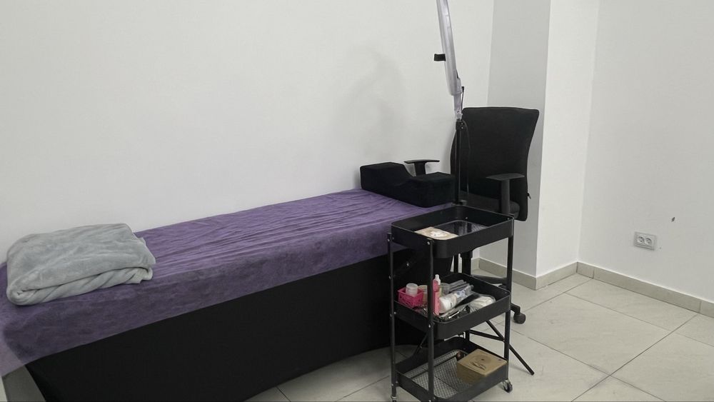 Сдается маникюрный столы и кушетка