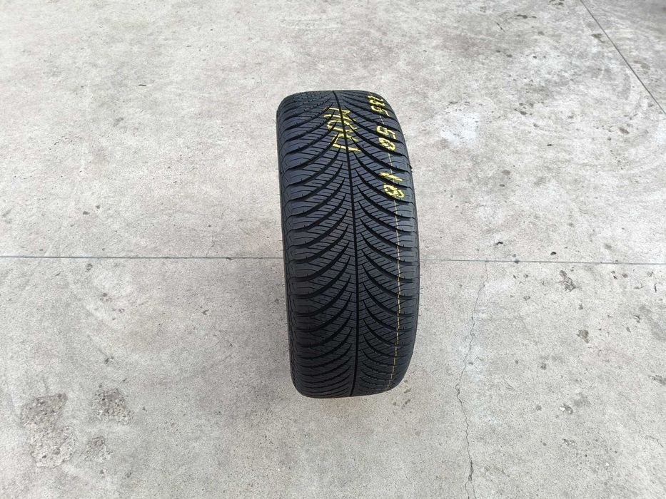 O anvelopa noua 235 50 18 goodyear vector 4 season