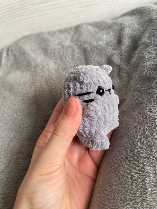 Вязаные игрушки, котик брелок
