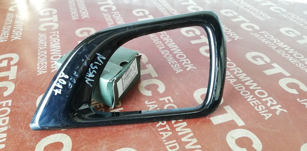 Основа за десен халоген Nissan Navara 2014-2022