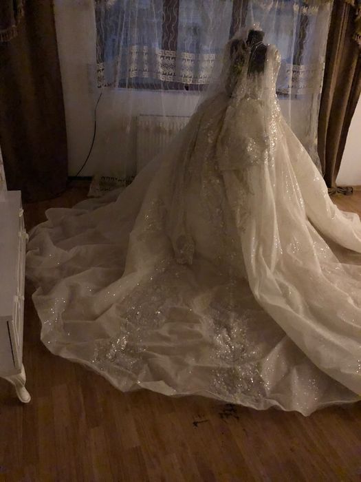 Este o data purtată cum este in poze așa arată