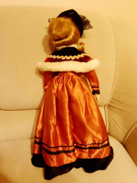 Порцеланова кукла Дамата с чантата