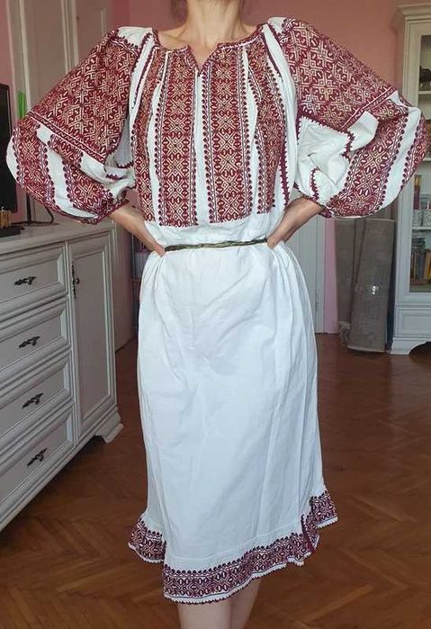 Rochie traditionala brodata de mana