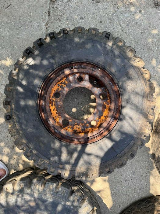 Продават се задни и предни гуми със джанти VIDA