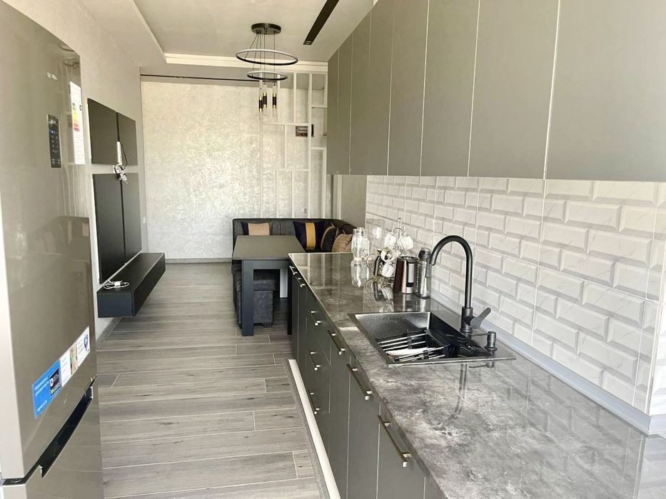 Yakkasaroy tumani Salamatinada Navastroyka sotiladi.50kv.m Evro remont