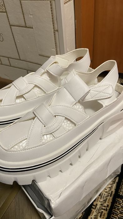 Продам сандалик размер 40