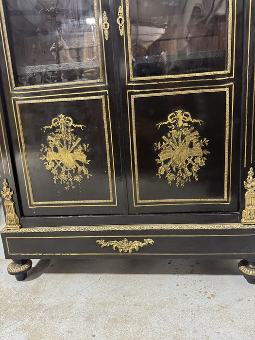 Vitrina napoleon III - intarsii si filee din alama, elemente bronz