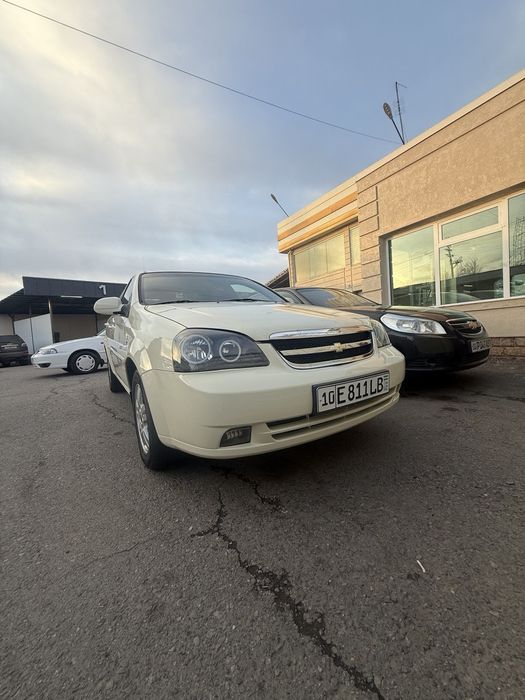 Lasitti 2010 yil qaymoq rang