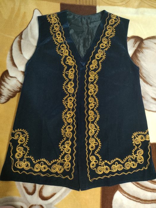 Продам красивый камзол 48 размер