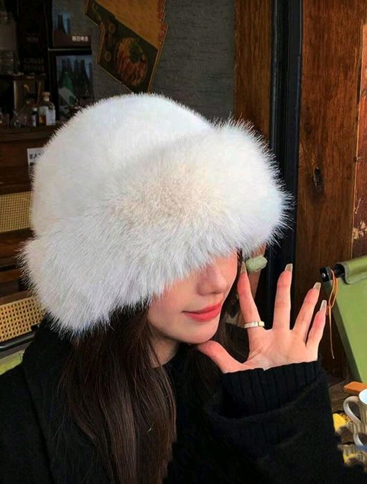 Топли зимни пухкави дамски шапки в розово, кафяво, бяло и бежово !