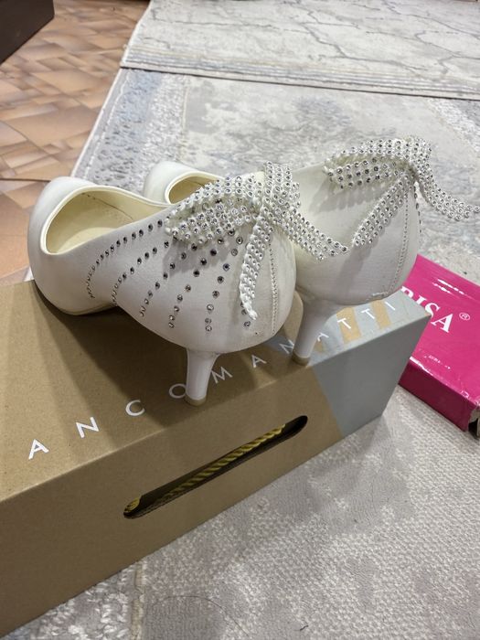 Продаю туфли черные и белые